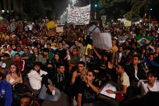 Manifestantes comemoram redução da tarifa do transporte público durante protesto na Avenida Paulista com Peixoto Gomide, em São Paulo (SP), na noite desta quarta-feira