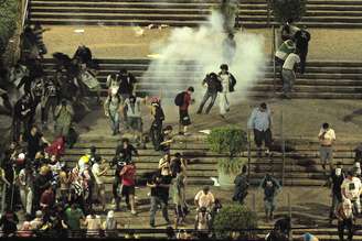 <p>Policiais e a Guarda Municipal atiraram bombas de gás lacrimogêneo contra os manifestantes em frente à prefeitura de Campinas</p>