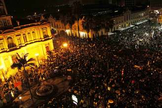 <p><b>Multidão se reúne para participar de protesto em frente à prefeitura de Porto Alegre, em 20 de junho</b></p>