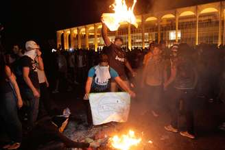 <p>Manifestantes queimam cartazes em frente ao Itamaraty</p>