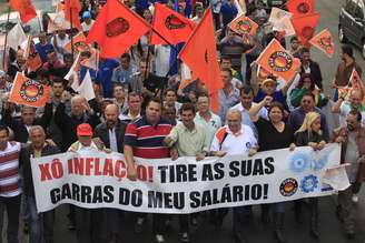 <p>O Sindicato dos Metalúrgicos de São Paulo e Mogi das Cruzes, entidade ligada à Força Sindical, realizou um protesto para pedir melhorias no transporte público nesta sexta-feira, na região central de São Paulo</p>
