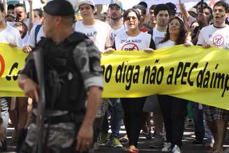 <p>Manifestantes protestam contra a PEC 37 e marcham pelas ruas de  Belém</p>