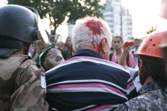 <p>Homem que participava da manifestação fica ferido durante o confronto com PMs em Belo Horizonte</p>