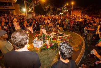 Cerca de 500 pessoas se reuniram hoje no local onde o estudante Marcos Delefrate, 18 anos, foi atropelado