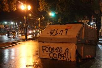 <p>Coletor de lixo arrastado e pichado no meio da Avenida Borges de Medeiros, no Centro Histórico de Porto Alegre</p>