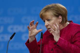 Merkel gesticula ao discursar no Congresso dos Partidos Cristãos, em Berlim