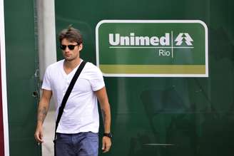 O atacante Rafael Sóbis chega ao treino do clube tricolor, no Rio de Janeiro, nesta quinta-feira