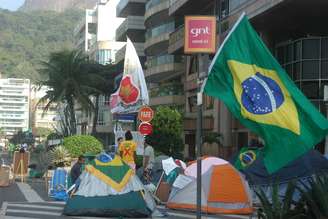 Manifestantes seguem acampados no Leblon, zona sul do Rio de Janeiro, em frente à residência do governador Sérgio Cabral