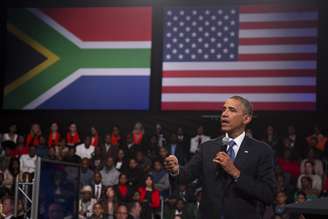 Obama discursa para jovens sul-africanos na Universidade de Soweto, em Joanesburgo