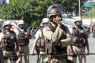 <p>Policias fazem bloqueio nos acessos do estádio Arena Fonte Nova, em Salvador (BA), durante protesto do MPL</p>