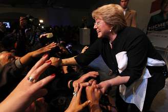 Michelle Bachelet comemora com seus seguidores o triunfo neste domingo