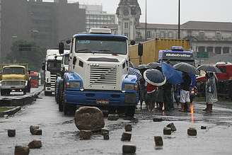 Caminhoneiros colocaram pedras no caminho para impedir a passagem para o Porto de Santos