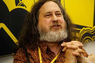 Stalman posa para foto ao lado dos mascotes do software livre