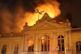 <p>Incêndio de grandes proporções atingiu o Mercado Público de Porto Alegre na noite do último sábado</p>