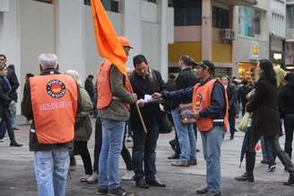 <p>Força Sindical distribui panfletos na Esquina Democrática, centro de Porto Alegre, pela grande mobilização envolvendo outras correntes sindicais</p>
