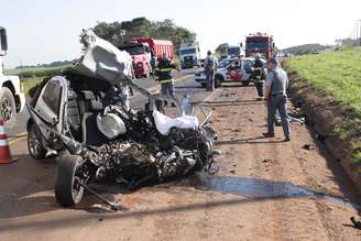 Mulher morreu em acidente entre caminhão e automóvel na SP-097 nesta quarta-feira
