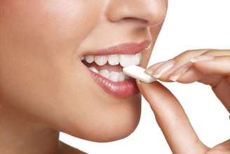 Além de auxiliar na higienização dos dentes, por meio do atrito da mastigação, o chiclete é usado em alguns tratamentos, como bruxismo e xerostomia (boca seca)