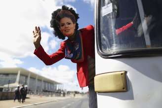 <p>"Fantasiado" de Dilma Rousseff, manifestante leva sua mensagem de protesto em Brasília</p>