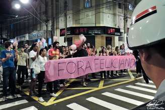 Manifestantes saíram às ruas em passeata contra a presença do deputado na cidade