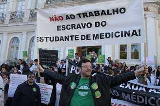 <p>Médicos criticaram a ampliação do curso de medicina durante protesto em Porto Alegre</p>