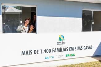 Presidente Dilma Rousseff durante cerimônia de entrega de unidades habitacionais dos conjuntos residênciais Londres, Califórnia I e II e Jardim Itapoá, e 42 máquinas retroescavadeiras em Ponta Grossa (PR)