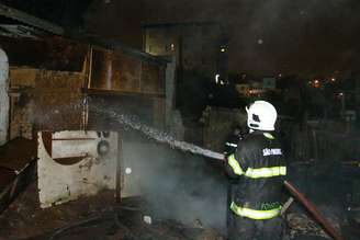 Bombeiros combatem incêndio em Carapicuíba, na Grande São Paulo