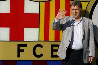 <p>Gerardo Martino posou para a tradicional foto ao lado do escudo do Barcelona, do lado de fora do Camp Nou</p>