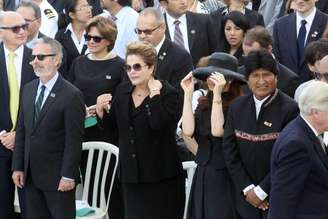 <p>Presidente Dilma Rousseff assiste à cerimônia ao lado dos governantes da Argentina, Cristina Kirchner, e da Bolívia, Evo Morales, e do ministro brasileiro das Relações Exteriores, Antônio Patriota</p>