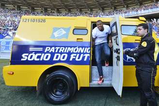 <p>Júlio Baptista tem sido tratado como reforço de peso pelo clube de Belo Horizonte</p>