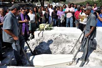 <p>O corpo de Isabela Severo dos Santos, 3 anos, é sepultado no cemitério Campo Grande</p>