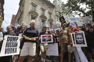 Ativistas protestam em frente ao consulado da Rússia em Nova York, na quarta-feira 