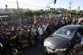 <p>Alunos da Escola Modelo Luiz Eduardo Magalhães, localizado na avenida San Martin, bloqueiam a via no início da manhã desta sexta-feira pedindo mais segurança em Salvador</p>