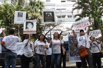 <p>Familiares e amigos da secretária executiva Hiromi Sato fizeram um protesto neste domingo em frente ao apartamento do advogado Sérgio Brasil Gadelha, que confessou tê-la matado em abril</p>