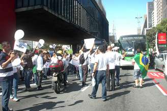 Manifestantes bloquearam a avenida Paulista nos dois sentidos