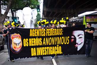 Policiais federais levam 'elefante branco' inflável a protesto nas ruas do centro do Rio de Janeiro