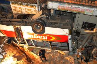 <p>O ônibus caiu de um viaduto em Itaguaí, matando seis pessoas</p>