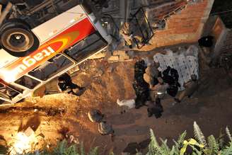 <p>Sete pessoas morreram na queda de um ônibus de um viaduto em Itaguaí (RJ)</p>