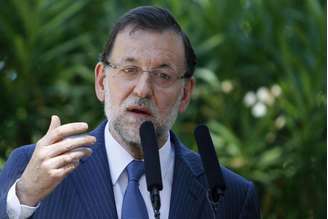 O primeiro-ministro da Espanha, Mariano Rajoy, fala durante pronunciamento a membros da imprensa após reunião com o Rei Juan Carlos no Palácio Marivent, em Palma de Mallorca, Espanha. 9/08/2013
