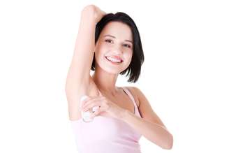 Escolha correta do antitranspirante é parte da rotina de cuidados para não agredir ainda mais a pele após a depilação das axilas