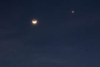 9 de agosto - Vênus pode ser visto a olho nu, junto à Lua nova, em São Paulo