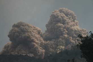 <p>O vulcão do Monte Rokatenda expele nuvens de fumaça na ilha de Palue, na Indonésia</p>