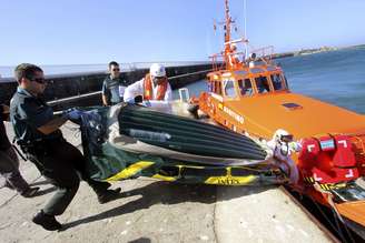 Equipes de resgate recolhem um dos botes nos quais o grupo tentava chegar à Espanha
