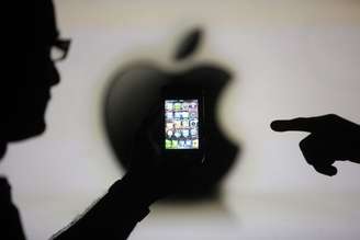 Homem posa com um iPhone 4 da Apple em Zenica, na Bósnia Herzegovina. A Apple, maior empresa de tecnologia do mundo, deverá apresentar o seu iPhone redesenhado em setembro, de acordo com o blog de tecnologia AllThingsD. 17/05/2013