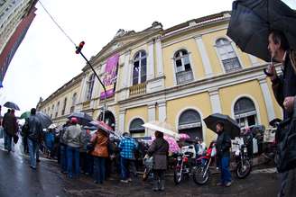 <p>Visitantes fazem fila para entrar no Mercado Público, no centro de Porto Alegre</p>