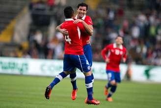<p>Eugenio Mena, lateral do Santos, fez o primeiro gol do Chile</p>