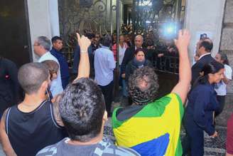 <p>Manifestantes também ocupam a frente da Câmara Municipal. Eles estão acampados em frente ao prédio e demonstram apoio ao grupo que está ocupando a Casa</p>