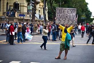 <p>Manifestante segura cartaz em protesto contra o desaparecimento do ajudante de pedreiro Amarildo de Souza</p>