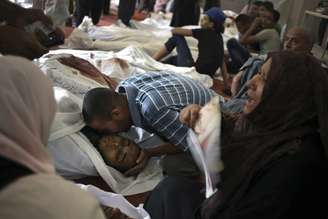 Egípcios choram a morte de parentes na mesquita El-Iman, no distrito da Cidade Nasser, no Cairo