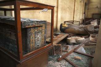 <p>Objetos do período faraônico são vistos no chão e em vidros quebrados dentro de museu de antiguidades na localidade de Minya, no Egito</p>