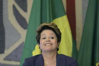 <p>Presidente Dilma Rousseff contou ao ministro Lobão a aventura recente de moto pelas ruas de Brasília</p>